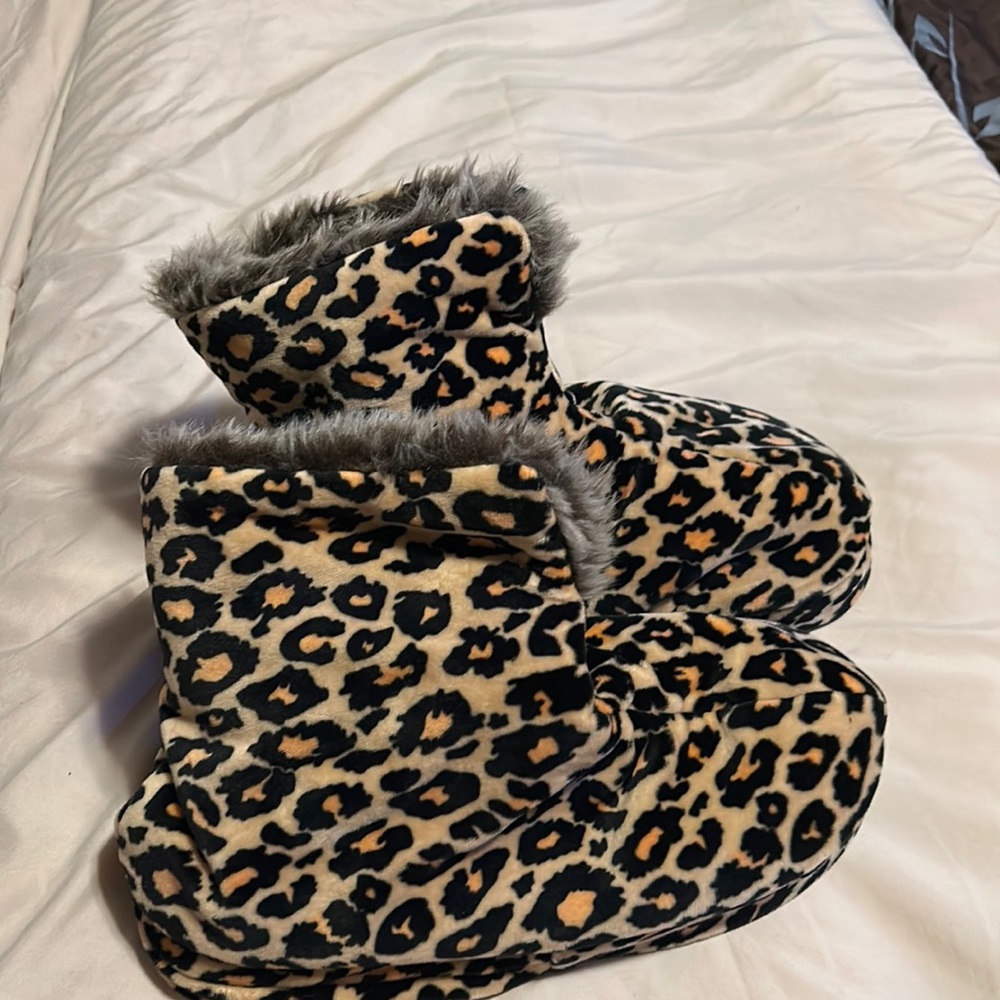 Battery operated massaging houseshoes